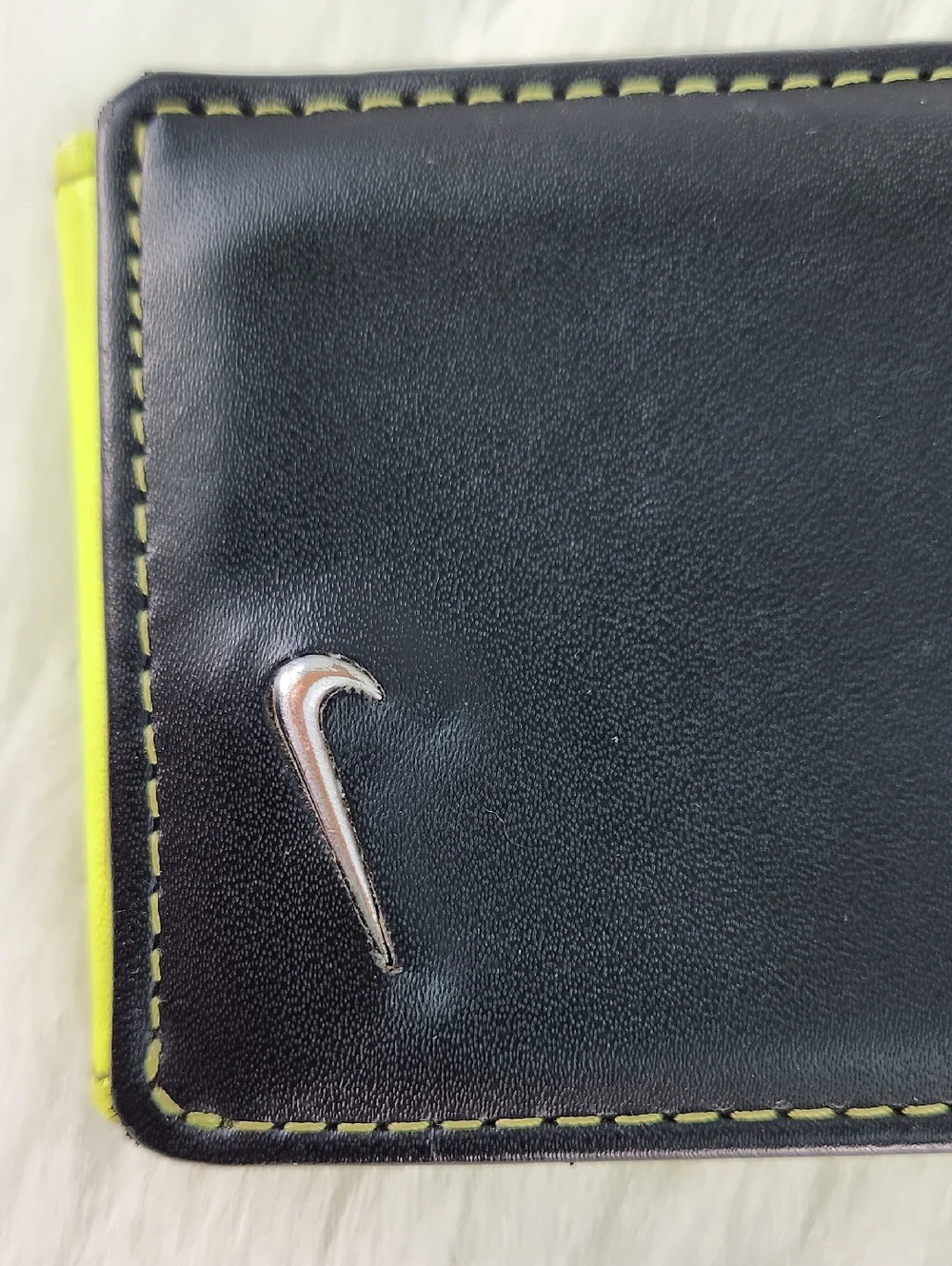 NIKE Bi-Fold Card Holder With Magnetic Close
